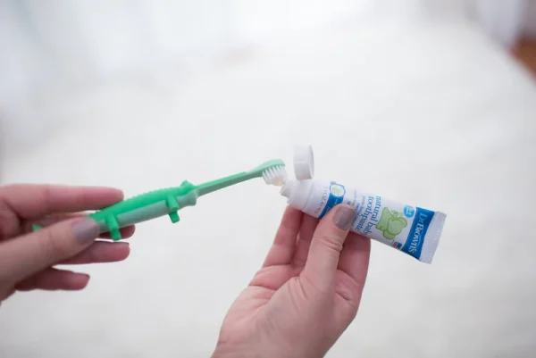 Lifestyle_Crocodile_Toothbrush_Toothpaste_O16A6943_L Bliss & Bless-Dr. Brown's 小童軟毛吸盤牙刷 - 小鱷魚