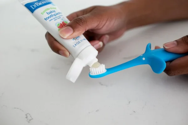 Lifestyle_Infant-to-Toddler_Toothbrush_Elephant_Blue_and_Toothpaste_Strawberry_flavor_L Bliss & Bless-Dr. Brown's 幼兒牙膏 (啤梨蘋果) 及小象軟毛牙刷套裝 (*新舊包裝隨機發貨)