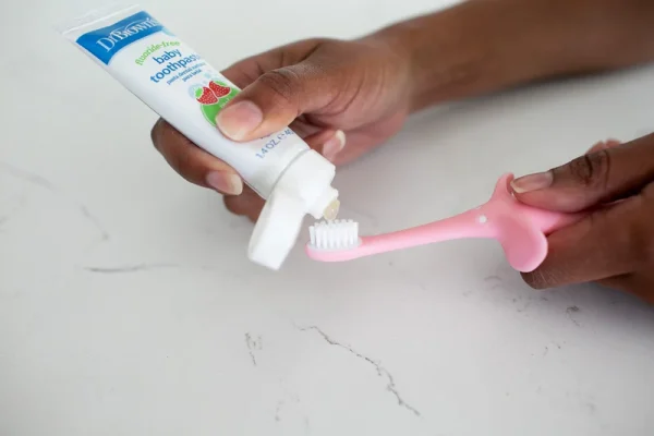 Lifestyle_Infant-to-Toddler_Toothbrush_Elephant_Pink_and_Toothpaste_Strawberry_flavor_L Bliss & Bless-Dr. Brown's 幼兒牙膏 (啤梨蘋果) 及小象軟毛牙刷套裝 (*新舊包裝隨機發貨)