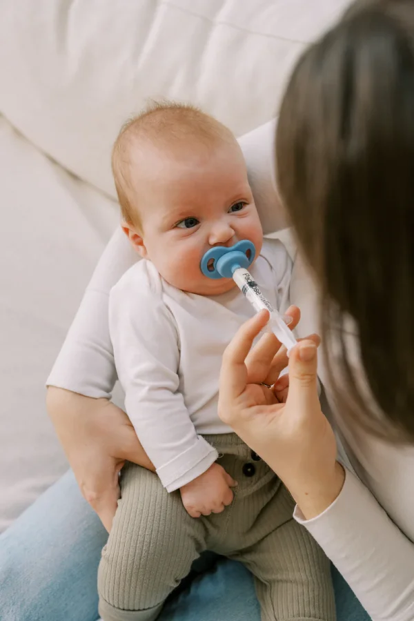 Lifestyle_Pacidose_with_baby_stage1_blue_7 Bliss & Bless-Dr. Brown's Pacidose 奶咀形餵藥器