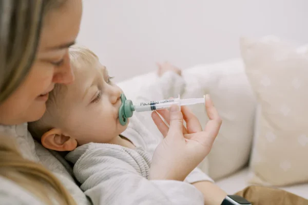 Lifestyle_Pacidose_with_toddler_stage2_green_with_white_medicine Bliss & Bless-Dr. Brown's Pacidose 奶咀形餵藥器