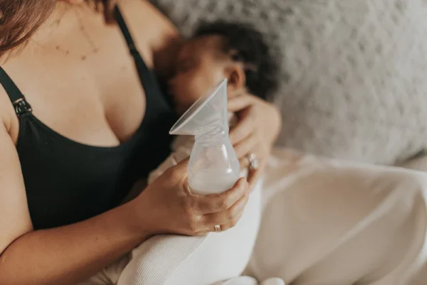 Lifestyle__Silicone_One-Piece_Breast_Pump_WithBaby_L Bliss & Bless-Dr. Brown's 矽膠母乳收集泵 連排氣奶樽 5oz