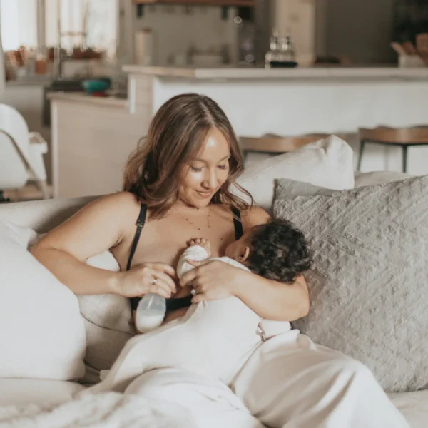 Lifestyle__Silicone_One-Piece_Breast_Pump_With_Baby_3_L___original Bliss & Bless-Dr. Brown's 矽膠母乳收集泵 連排氣奶樽 5oz