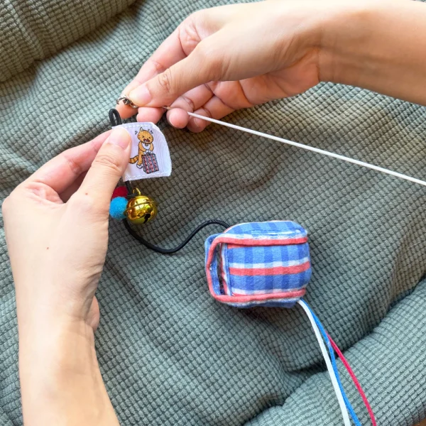 Meow_Red-White-Blue_Bag_Soft_Plush_Cat_Wand_4_1800x1800 Woof² Meow²-Meow² | 紅白藍膠袋逗貓棒